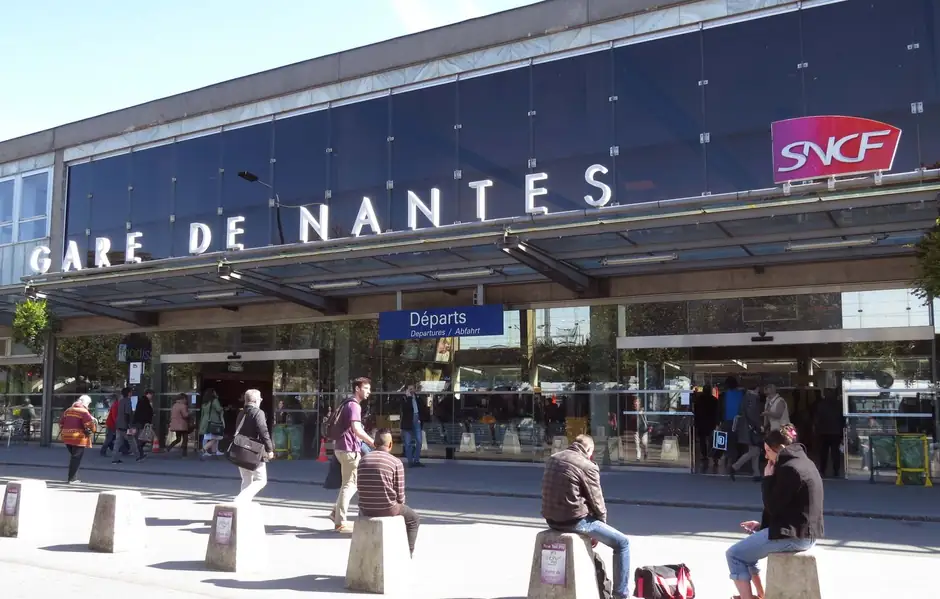 Façade de la gare SNCF de Nantes (Loire-Atlantique) — point de prise en charge VTC Goloire-Cab pour transfert TGV avec accueil quai